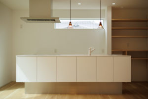 hug-家族をやわらかく抱きしめる家-（キッチン・ダイニング／注文住宅）｜RAKUYAの平屋｜那須塩原の高気密・高断熱の家那須塩原で平屋ならRAKUYA。ジョイ・コス採用の超高気密・高断熱で一年中快適。設計×収納で「暮らしを楽にする住まい。」