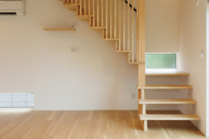 hug-家族をやわらかく抱きしめる家-（2階建・ロフト・階下・廊下／注文住宅）｜RAKUYAの平屋｜那須塩原の高気密・高断熱の家那須塩原で平屋ならRAKUYA。ジョイ・コス採用の超高気密・高断熱で一年中快適。設計×収納で「暮らしを楽にする住まい。」