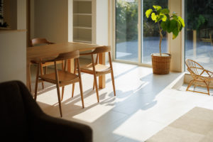 home-帰りたい場所やすらぐ住まい-（キッチン・ダイニング／注文住宅）｜RAKUYAの平屋｜那須塩原の高気密・高断熱の家那須塩原で平屋ならRAKUYA。ジョイ・コス採用の超高気密・高断熱で一年中快適。設計×収納で「暮らしを楽にする住まい。」