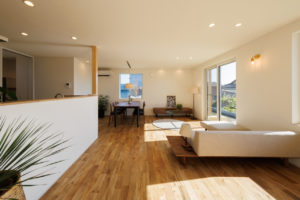 grateful-日々に感謝し、日常を特別にする住まい-（キッチン・ダイニング／注文住宅）｜RAKUYAの平屋｜那須塩原の高気密・高断熱の家那須塩原で平屋ならRAKUYA。ジョイ・コス採用の超高気密・高断熱で一年中快適。設計×収納で「暮らしを楽にする住まい。」