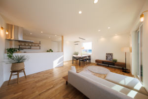 grateful-日々に感謝し、日常を特別にする住まい-（キッチン・ダイニング／注文住宅）｜RAKUYAの平屋｜那須塩原の高気密・高断熱の家那須塩原で平屋ならRAKUYA。ジョイ・コス採用の超高気密・高断熱で一年中快適。設計×収納で「暮らしを楽にする住まい。」