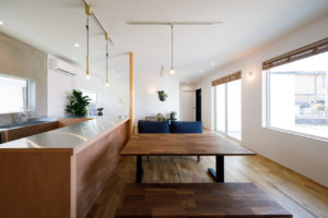 うつろう-家族をみまもり 暮らしを彩る場所-（キッチン・ダイニング／注文住宅）｜RAKUYAの平屋｜那須塩原の高気密・高断熱の家那須塩原で平屋ならRAKUYA。ジョイ・コス採用の超高気密・高断熱で一年中快適。設計×収納で「暮らしを楽にする住まい。」