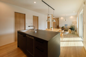 connection-つながり、いつくしむ-（キッチン・ダイニング／注文住宅）｜RAKUYAの平屋｜那須塩原の高気密・高断熱の家那須塩原で平屋ならRAKUYA。ジョイ・コス採用の超高気密・高断熱で一年中快適。設計×収納で「暮らしを楽にする住まい。」