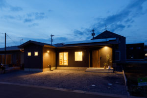 connection-つながり、いつくしむ-（外観／注文住宅）｜RAKUYAの平屋｜那須塩原の高気密・高断熱の家那須塩原で平屋ならRAKUYA。ジョイ・コス採用の超高気密・高断熱で一年中快適。設計×収納で「暮らしを楽にする住まい。」