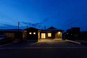 connection-つながり、いつくしむ-（外観／注文住宅）｜RAKUYAの平屋｜那須塩原の高気密・高断熱の家那須塩原で平屋ならRAKUYA。ジョイ・コス採用の超高気密・高断熱で一年中快適。設計×収納で「暮らしを楽にする住まい。」