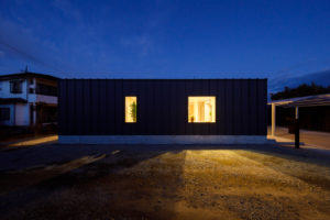 home-帰りたい場所やすらぐ住まい-（外観／注文住宅）｜RAKUYAの平屋｜那須塩原の高気密・高断熱の家那須塩原で平屋ならRAKUYA。ジョイ・コス採用の超高気密・高断熱で一年中快適。設計×収納で「暮らしを楽にする住まい。」