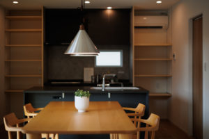 connection-つながり、いつくしむ-（収納・クローゼット／注文住宅）｜RAKUYAの平屋｜那須塩原の高気密・高断熱の家那須塩原で平屋ならRAKUYA。ジョイ・コス採用の超高気密・高断熱で一年中快適。設計×収納で「暮らしを楽にする住まい。」