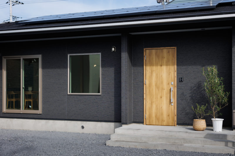 connection-つながり、いつくしむ- | 注文住宅(新築一戸建て)_30_平屋_外観 | RAKUYAの平屋｜那須塩原の高気密・高断熱の家那須塩原で平屋ならRAKUYA。ジョイ・コス採用の超高気密・高断熱で一年中快適。設計×収納で「暮らしを楽にする住まい。」