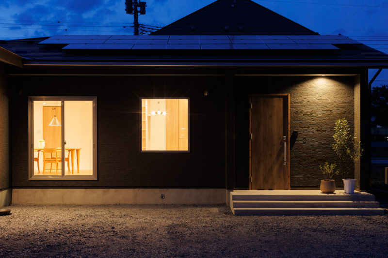 connection-つながり、いつくしむ- | 注文住宅(新築一戸建て)_30_平屋_外観 | RAKUYAの平屋｜那須塩原の高気密・高断熱の家那須塩原で平屋ならRAKUYA。ジョイ・コス採用の超高気密・高断熱で一年中快適。設計×収納で「暮らしを楽にする住まい。」