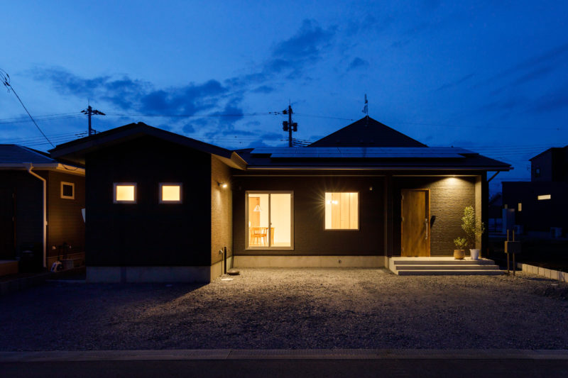 connection-つながり、いつくしむ- | 注文住宅(新築一戸建て)_30_平屋_外観 | RAKUYAの平屋｜那須塩原の高気密・高断熱の家那須塩原で平屋ならRAKUYA。ジョイ・コス採用の超高気密・高断熱で一年中快適。設計×収納で「暮らしを楽にする住まい。」