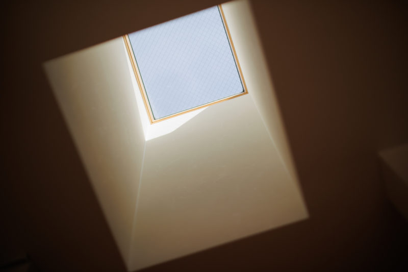 connection-つながり、いつくしむ- | 注文住宅(新築一戸建て)_30_平屋_吹き抜け | RAKUYAの平屋｜那須塩原の高気密・高断熱の家那須塩原で平屋ならRAKUYA。ジョイ・コス採用の超高気密・高断熱で一年中快適。設計×収納で「暮らしを楽にする住まい。」