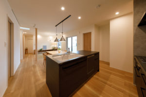 connection-つながり、いつくしむ-（キッチン・ダイニング／注文住宅）｜RAKUYAの平屋｜那須塩原の高気密・高断熱の家那須塩原で平屋ならRAKUYA。ジョイ・コス採用の超高気密・高断熱で一年中快適。設計×収納で「暮らしを楽にする住まい。」