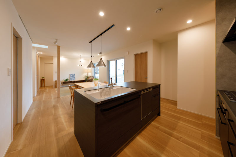 connection-つながり、いつくしむ- | 注文住宅(新築一戸建て)_30_平屋_オーダーキッチン | RAKUYAの平屋｜那須塩原の高気密・高断熱の家那須塩原で平屋ならRAKUYA。ジョイ・コス採用の超高気密・高断熱で一年中快適。設計×収納で「暮らしを楽にする住まい。」