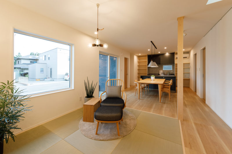 connection-つながり、いつくしむ- | 注文住宅(新築一戸建て)_30_平屋_居間・リビングルーム_和テイスト_借景・大開口 | RAKUYAの平屋｜那須塩原の高気密・高断熱の家那須塩原で平屋ならRAKUYA。ジョイ・コス採用の超高気密・高断熱で一年中快適。設計×収納で「暮らしを楽にする住まい。」