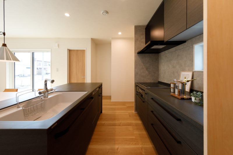 connection-つながり、いつくしむ- | 注文住宅(新築一戸建て)_30_平屋_オーダーキッチン | RAKUYAの平屋｜那須塩原の高気密・高断熱の家那須塩原で平屋ならRAKUYA。ジョイ・コス採用の超高気密・高断熱で一年中快適。設計×収納で「暮らしを楽にする住まい。」