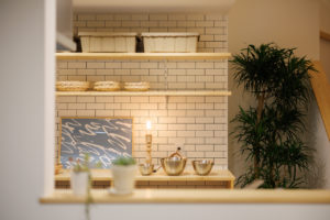 wrap-優しく包み穏やかな時間が流れる住まい-（キッチン・ダイニング／注文住宅）｜RAKUYAの平屋｜那須塩原の高気密・高断熱の家那須塩原で平屋ならRAKUYA。ジョイ・コス採用の超高気密・高断熱で一年中快適。設計×収納で「暮らしを楽にする住まい。」