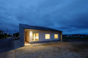 wrap-優しく包み穏やかな時間が流れる住まい-（玄関／注文住宅）｜RAKUYAの平屋｜那須塩原の高気密・高断熱の家那須塩原で平屋ならRAKUYA。ジョイ・コス採用の超高気密・高断熱で一年中快適。設計×収納で「暮らしを楽にする住まい。」