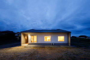 wrap-優しく包み穏やかな時間が流れる住まい-（外観／注文住宅）｜RAKUYAの平屋｜那須塩原の高気密・高断熱の家那須塩原で平屋ならRAKUYA。ジョイ・コス採用の超高気密・高断熱で一年中快適。設計×収納で「暮らしを楽にする住まい。」