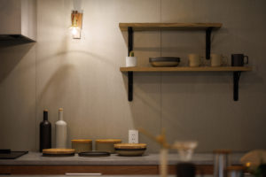 charm-魅力ある暮らし魅了される住まい-（キッチン・ダイニング／注文住宅）｜RAKUYAの平屋｜那須塩原の高気密・高断熱の家那須塩原で平屋を建てるならRAKUYA。ジョイ・コス採用の超高気密・高断熱で一年中快適。設計×収納で“暮らしを楽にする”住まいをご提案。