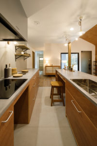 charm-魅力ある暮らし魅了される住まい-（キッチン・ダイニング／注文住宅）｜RAKUYAの平屋｜那須塩原の高気密・高断熱の家那須塩原で平屋を建てるならRAKUYA。ジョイ・コス採用の超高気密・高断熱で一年中快適。設計×収納で“暮らしを楽にする”住まいをご提案。