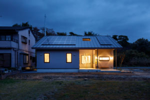 charm-魅力ある暮らし魅了される住まい-（外観／注文住宅）｜RAKUYAの平屋｜那須塩原の高気密・高断熱の家那須塩原で平屋ならRAKUYA。ジョイ・コス採用の超高気密・高断熱で一年中快適。設計×収納で「暮らしを楽にする住まい。」