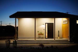 OWN BOX　＃2（玄関／注文住宅）｜RAKUYAの平屋｜那須塩原の高気密・高断熱の家那須塩原で平屋ならRAKUYA。ジョイ・コス採用の超高気密・高断熱で一年中快適。設計×収納で「暮らしを楽にする住まい。」