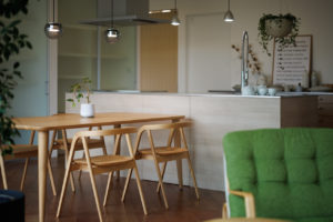 OWN BOX　＃2（キッチン・ダイニング／注文住宅）｜RAKUYAの平屋｜那須塩原の高気密・高断熱の家那須塩原で平屋ならRAKUYA。ジョイ・コス採用の超高気密・高断熱で一年中快適。設計×収納で「暮らしを楽にする住まい。」