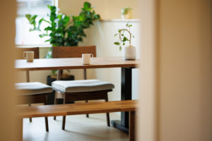 hidamari–ぬくぬくポカポカくつろぐ住まい–（キッチン・ダイニング／注文住宅）｜RAKUYAの平屋｜那須塩原の高気密・高断熱の家那須塩原で平屋ならRAKUYA。ジョイ・コス採用の超高気密・高断熱で一年中快適。設計×収納で「暮らしを楽にする住まい。」