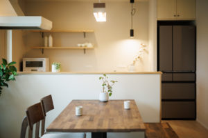 hidamari–ぬくぬくポカポカくつろぐ住まい–（キッチン・ダイニング／注文住宅）｜RAKUYAの平屋｜那須塩原の高気密・高断熱の家那須塩原で平屋ならRAKUYA。ジョイ・コス採用の超高気密・高断熱で一年中快適。設計×収納で「暮らしを楽にする住まい。」