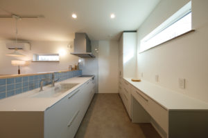 トトノエル-心にもからだにも優しい住まい-（キッチン・ダイニング／注文住宅）｜RAKUYAの平屋｜那須塩原の高気密・高断熱の家那須塩原で平屋を建てるならRAKUYA。ジョイ・コス採用の超高気密・高断熱で一年中快適。設計×収納で“暮らしを楽にする”住まいをご提案。