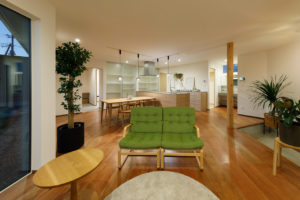 OWN BOX　＃2（キッチン・ダイニング／注文住宅）｜RAKUYAの平屋｜那須塩原の高気密・高断熱の家那須塩原で平屋ならRAKUYA。ジョイ・コス採用の超高気密・高断熱で一年中快適。設計×収納で「暮らしを楽にする住まい。」