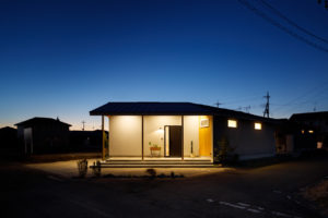 OWN BOX　＃2（外観／注文住宅）｜RAKUYAの平屋｜那須塩原の高気密・高断熱の家那須塩原で平屋ならRAKUYA。ジョイ・コス採用の超高気密・高断熱で一年中快適。設計×収納で「暮らしを楽にする住まい。」