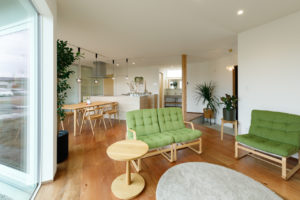 OWN BOX　＃2（キッチン・ダイニング／注文住宅）｜RAKUYAの平屋｜那須塩原の高気密・高断熱の家那須塩原で平屋ならRAKUYA。ジョイ・コス採用の超高気密・高断熱で一年中快適。設計×収納で「暮らしを楽にする住まい。」