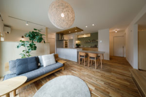 earnest–豊かにまっすぐに暮らす–（キッチン・ダイニング／注文住宅）｜RAKUYAの平屋｜那須塩原の高気密・高断熱の家那須塩原で平屋ならRAKUYA。ジョイ・コス採用の超高気密・高断熱で一年中快適。設計×収納で「暮らしを楽にする住まい。」