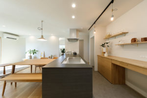 assemble　-願いを集めて 共につくりあげる住まい-（キッチン・ダイニング／注文住宅）｜RAKUYAの平屋｜那須塩原の高気密・高断熱の家那須塩原で平屋ならRAKUYA。ジョイ・コス採用の超高気密・高断熱で一年中快適。設計×収納で「暮らしを楽にする住まい。」