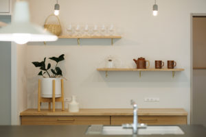 assemble　-願いを集めて 共につくりあげる住まい-（キッチン・ダイニング／注文住宅）｜RAKUYAの平屋｜那須塩原の高気密・高断熱の家那須塩原で平屋ならRAKUYA。ジョイ・コス採用の超高気密・高断熱で一年中快適。設計×収納で「暮らしを楽にする住まい。」