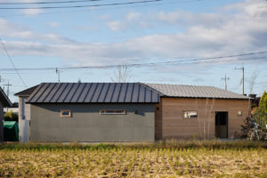 OWN BOX　♯1（外観／注文住宅）｜RAKUYAの平屋｜那須塩原の高気密・高断熱の家那須塩原で平屋ならRAKUYA。ジョイ・コス採用の超高気密・高断熱で一年中快適。設計×収納で「暮らしを楽にする住まい。」