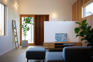 OWN BOX　♯1（リビング／注文住宅）｜RAKUYAの平屋｜那須塩原の高気密・高断熱の家那須塩原で平屋ならRAKUYA。ジョイ・コス採用の超高気密・高断熱で一年中快適。設計×収納で「暮らしを楽にする住まい。」