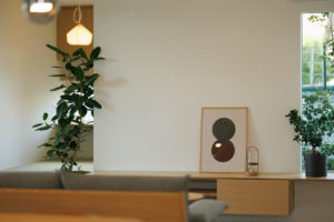 margin – 余白がいきる暮らし –（リビング／注文住宅）｜RAKUYAの平屋｜那須塩原の高気密・高断熱の家那須塩原で平屋ならRAKUYA。ジョイ・コス採用の超高気密・高断熱で一年中快適。設計×収納で「暮らしを楽にする住まい。」