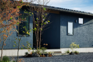 margin – 余白がいきる暮らし –（外観／注文住宅）｜RAKUYAの平屋｜那須塩原の高気密・高断熱の家那須塩原で平屋ならRAKUYA。ジョイ・コス採用の超高気密・高断熱で一年中快適。設計×収納で「暮らしを楽にする住まい。」