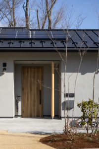 『wish』-家族を思い願いを共に叶える住まい-（玄関／注文住宅）｜RAKUYAの平屋｜那須塩原の高気密・高断熱の家那須塩原で平屋ならRAKUYA。ジョイ・コス採用の超高気密・高断熱で一年中快適。設計×収納で「暮らしを楽にする住まい。」