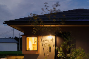 assemble　-願いを集めて 共につくりあげる住まい-（外観／注文住宅）｜RAKUYAの平屋｜那須塩原の高気密・高断熱の家那須塩原で平屋ならRAKUYA。ジョイ・コス採用の超高気密・高断熱で一年中快適。設計×収納で「暮らしを楽にする住まい。」