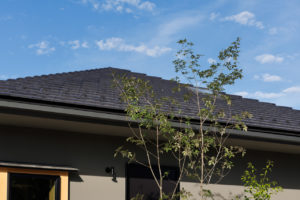 assemble　-願いを集めて 共につくりあげる住まい-（外観／注文住宅）｜RAKUYAの平屋｜那須塩原の高気密・高断熱の家那須塩原で平屋ならRAKUYA。ジョイ・コス採用の超高気密・高断熱で一年中快適。設計×収納で「暮らしを楽にする住まい。」