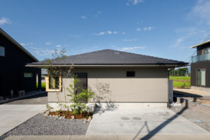 assemble　-願いを集めて 共につくりあげる住まい-（外観／注文住宅）｜RAKUYAの平屋｜那須塩原の高気密・高断熱の家那須塩原で平屋ならRAKUYA。ジョイ・コス採用の超高気密・高断熱で一年中快適。設計×収納で「暮らしを楽にする住まい。」