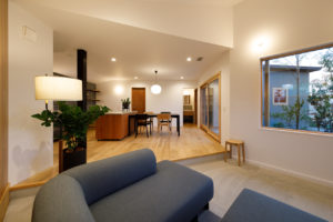 OWN BOX　♯1（キッチン・ダイニング／注文住宅）｜RAKUYAの平屋｜那須塩原の高気密・高断熱の家那須塩原で平屋ならRAKUYA。ジョイ・コス採用の超高気密・高断熱で一年中快適。設計×収納で「暮らしを楽にする住まい。」