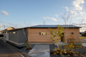 OWN BOX　♯1（外観／注文住宅）｜RAKUYAの平屋｜那須塩原の高気密・高断熱の家那須塩原で平屋ならRAKUYA。ジョイ・コス採用の超高気密・高断熱で一年中快適。設計×収納で「暮らしを楽にする住まい。」