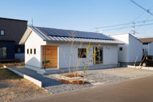 respect – うやまい尊び守られる居場所-（玄関／注文住宅）｜RAKUYAの平屋｜那須塩原の高気密・高断熱の家那須塩原で平屋ならRAKUYA。ジョイ・コス採用の超高気密・高断熱で一年中快適。設計×収納で「暮らしを楽にする住まい。」