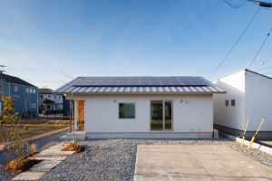 respect – うやまい尊び守られる居場所-（外観／注文住宅）｜RAKUYAの平屋｜那須塩原の高気密・高断熱の家那須塩原で平屋ならRAKUYA。ジョイ・コス採用の超高気密・高断熱で一年中快適。設計×収納で「暮らしを楽にする住まい。」