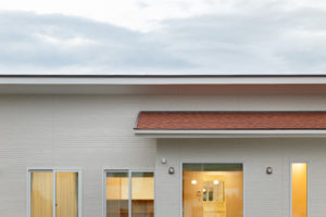 Shikinobi-四季の美-（借景・大開口・吹き抜け・中庭／注文住宅）｜RAKUYAの平屋｜那須塩原の高気密・高断熱の家那須塩原で平屋ならRAKUYA。ジョイ・コス採用の超高気密・高断熱で一年中快適。設計×収納で「暮らしを楽にする住まい。」