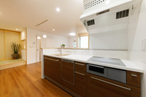 Shikinobi-四季の美-（キッチン・ダイニング／注文住宅）｜RAKUYAの平屋｜那須塩原の高気密・高断熱の家那須塩原で平屋ならRAKUYA。ジョイ・コス採用の超高気密・高断熱で一年中快適。設計×収納で「暮らしを楽にする住まい。」